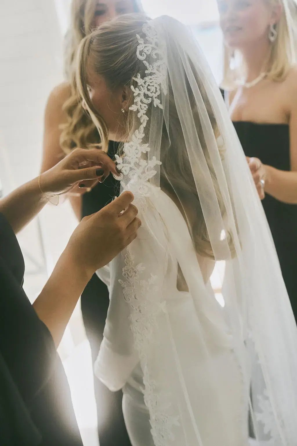 Brudpar porträtt fotograferat under bröllopsfotografering