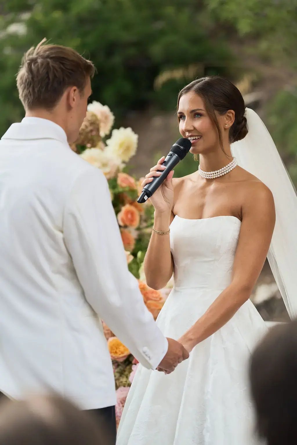 Bröllopsfotograf fångar romantiskt ögonblick mellan brudpar