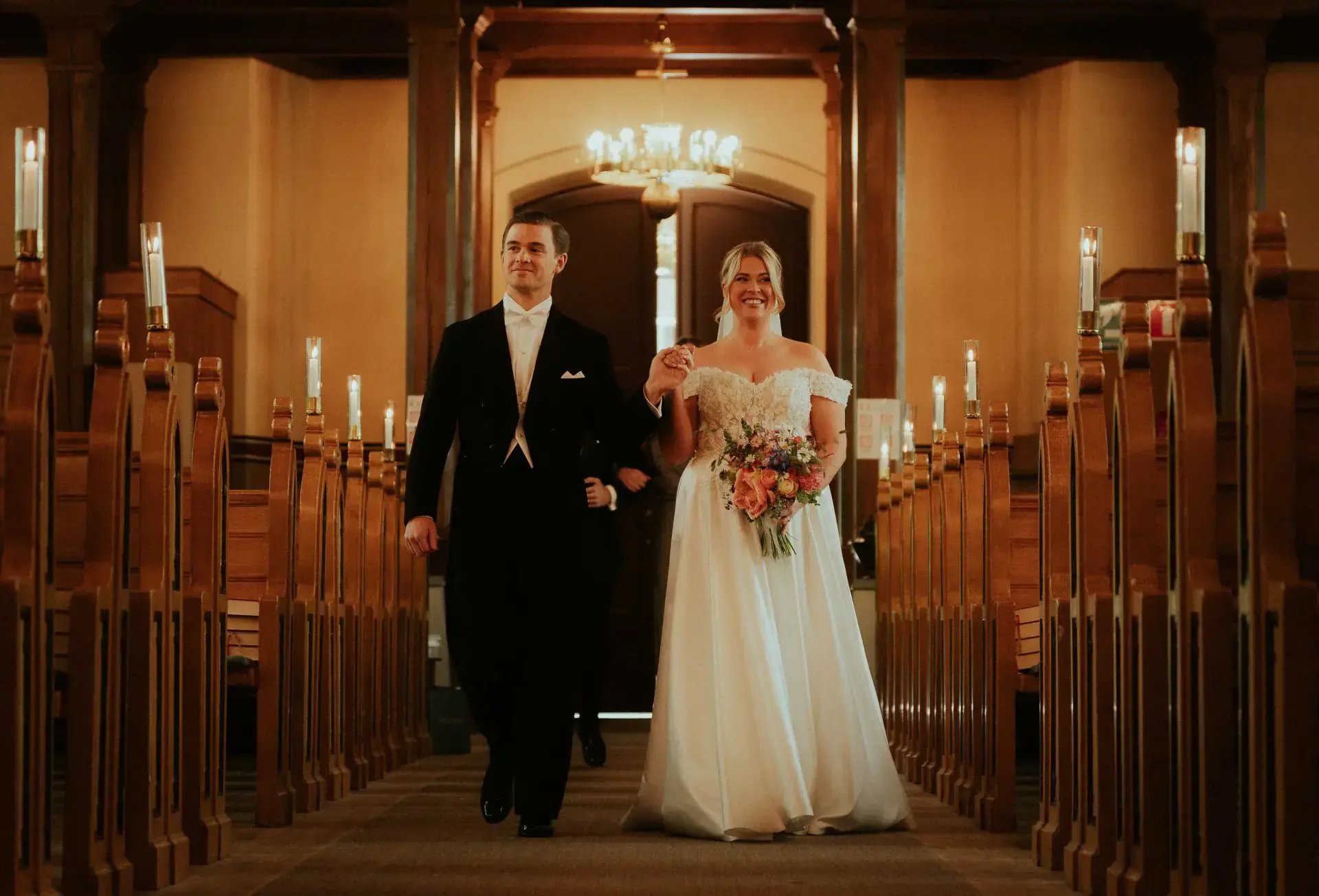Bröllopsfoto där brudpar firar sin stora dag i kyrkan