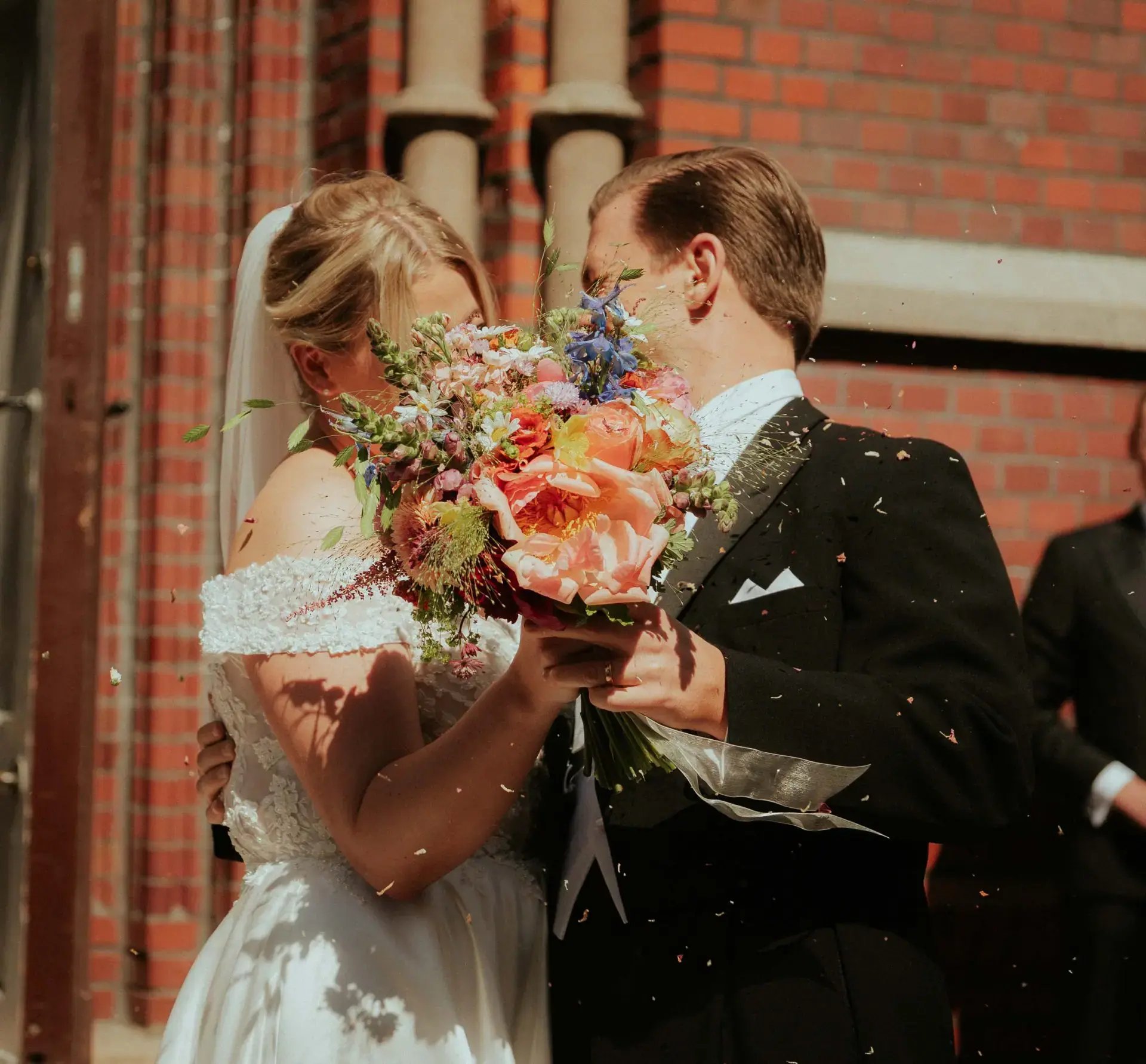 Bröllopsfoto av nygifta som lämnar vigseln tillsammans