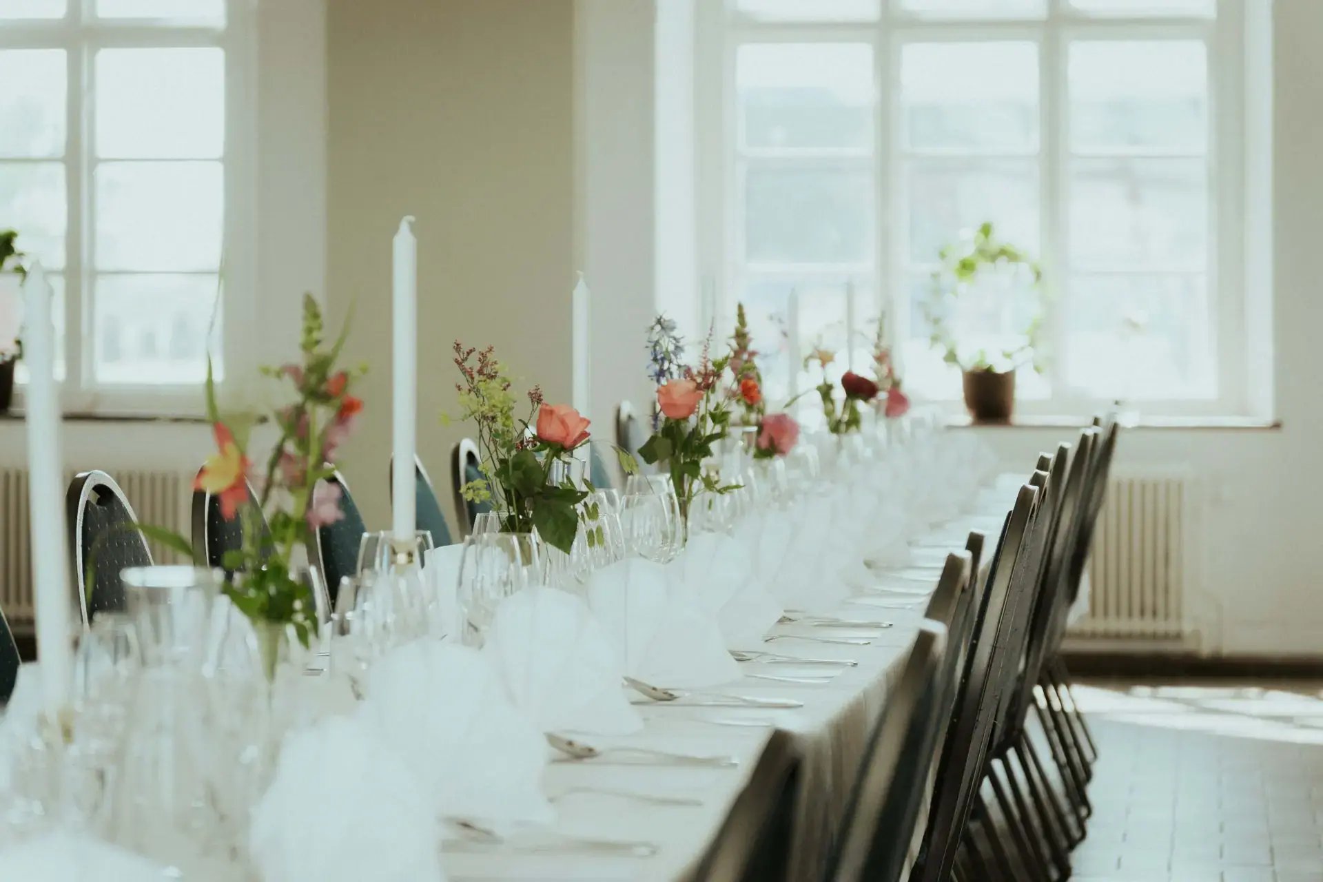 Cateringservering under bröllopsmiddag i festlokal