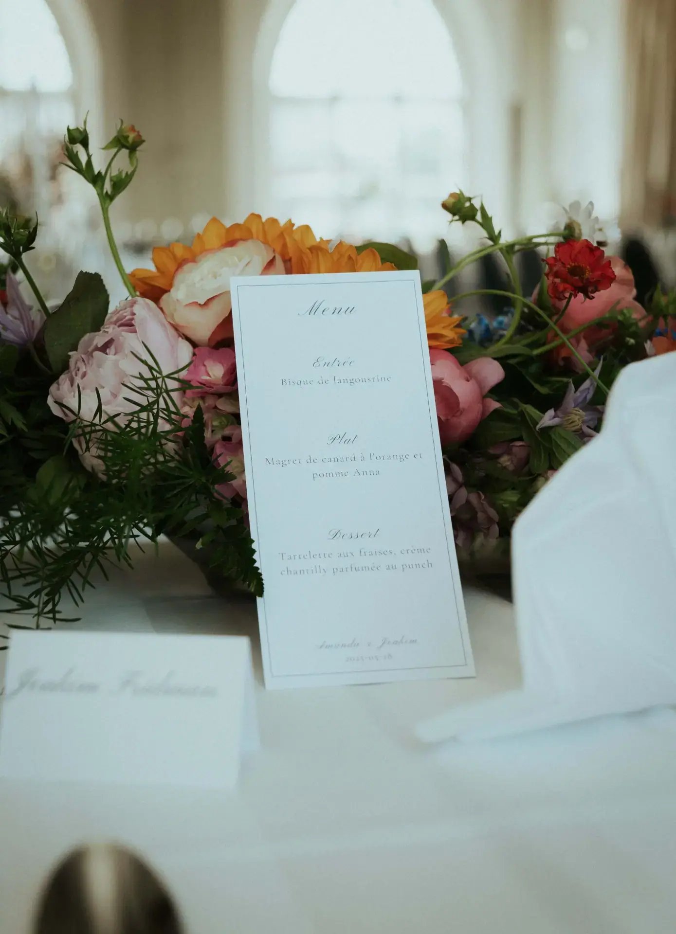 Serverad bröllopsmiddag för gäster under bröllopsfirande