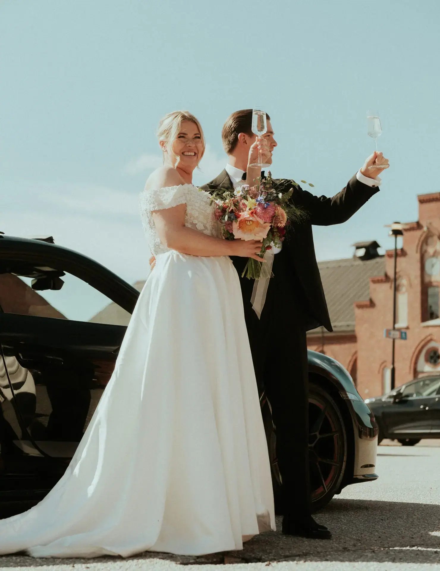 Bröllopsfoto där brudpar firar sin stora dag