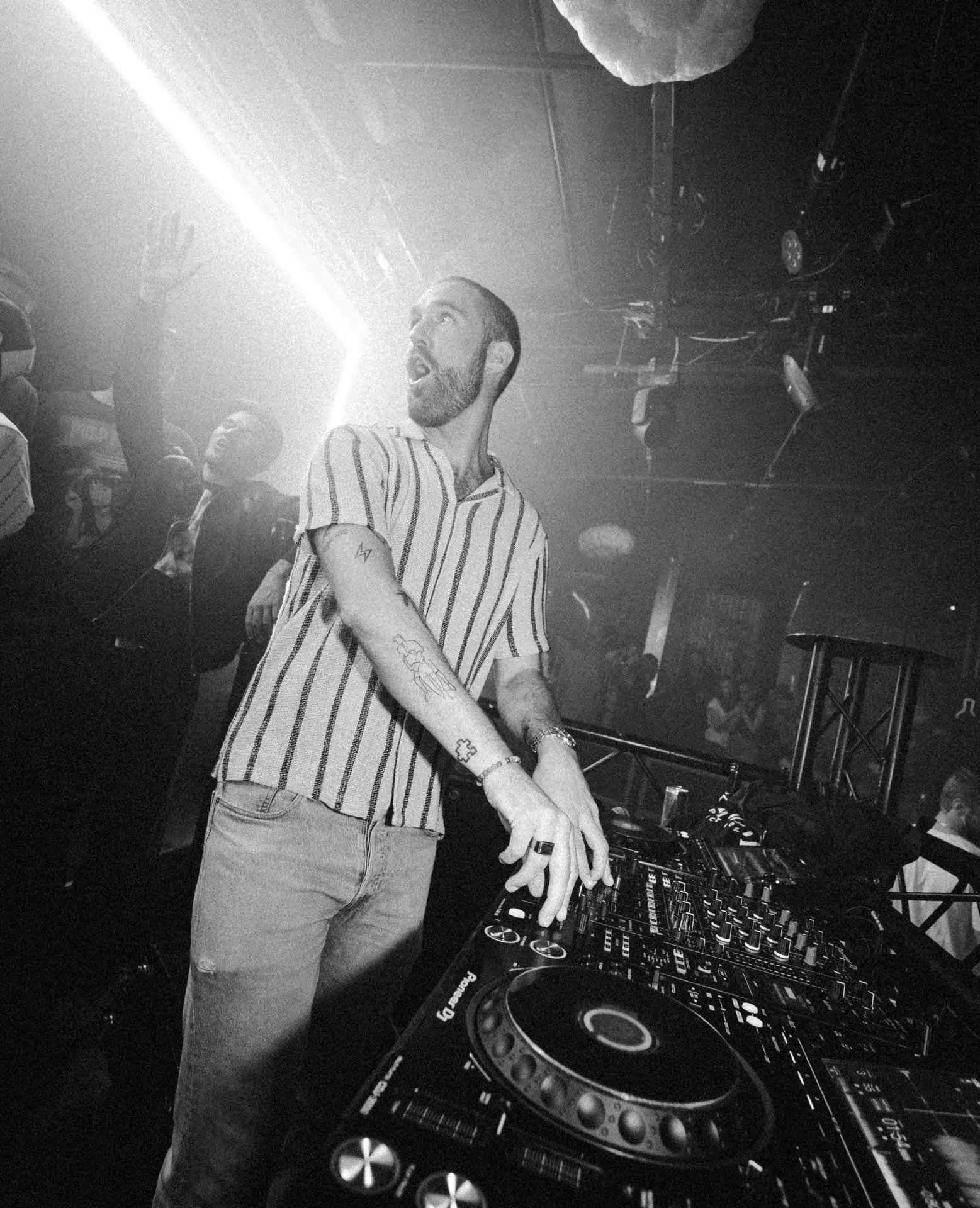 Bröllops DJ som läser av publiken och anpassar musiken