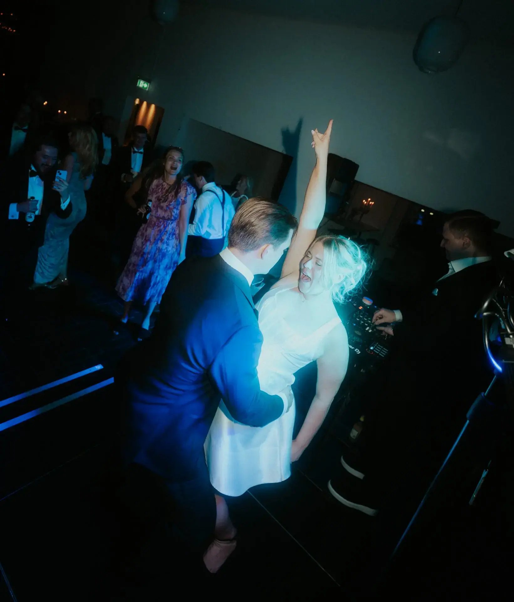 Bröllopsfest med gäster som dansar till DJ