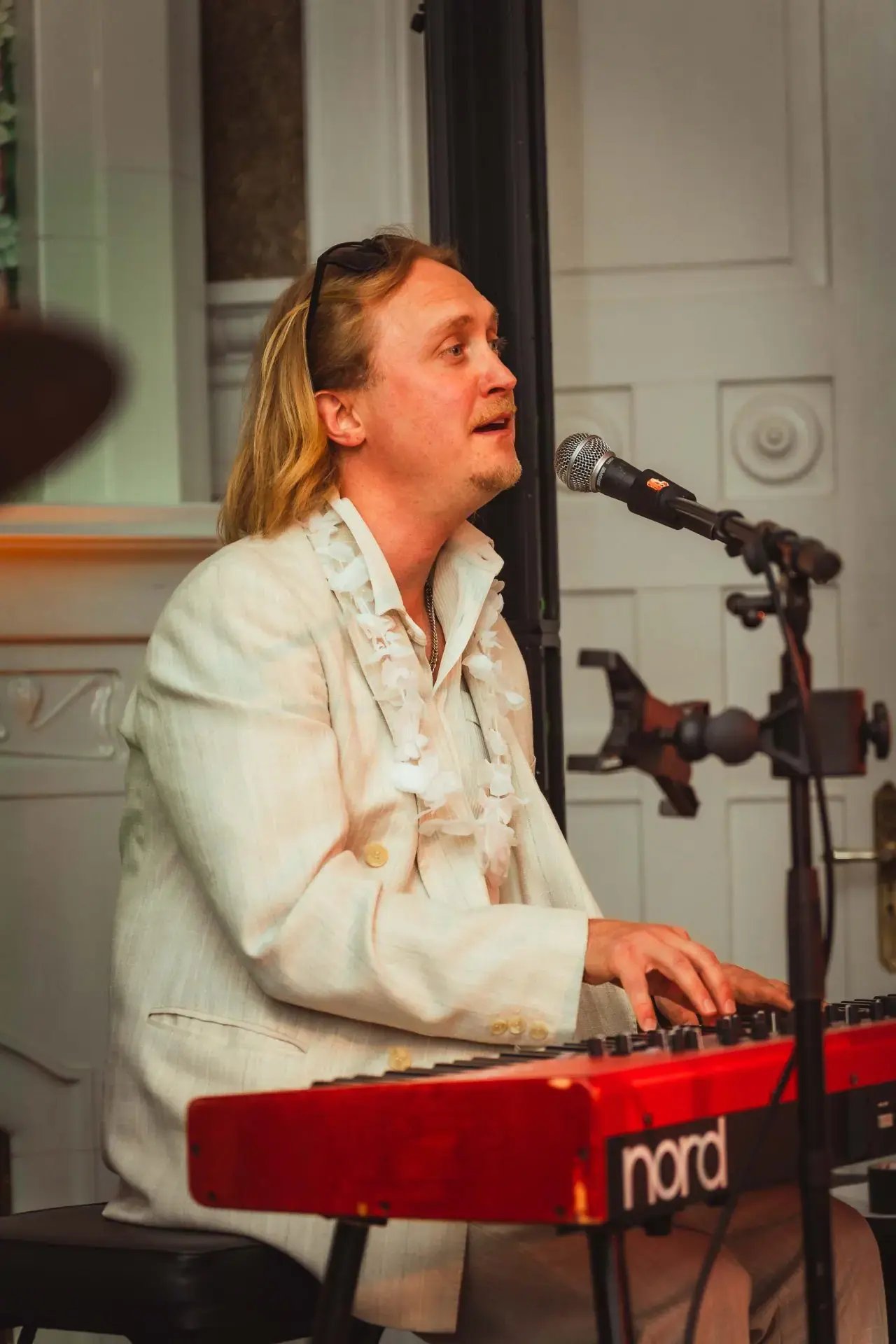 Brudpar firar tillsammans med gäster under bröllopsfest