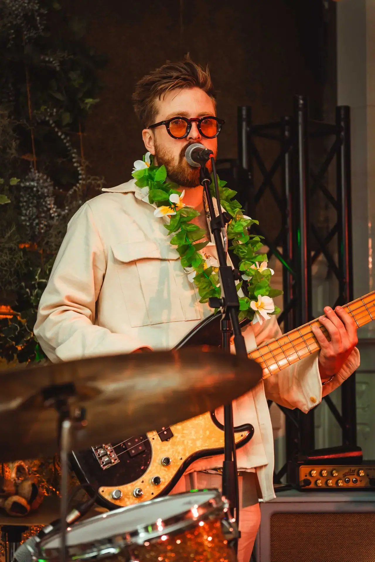 Akustisk duo spelar musik under bröllopsmingel