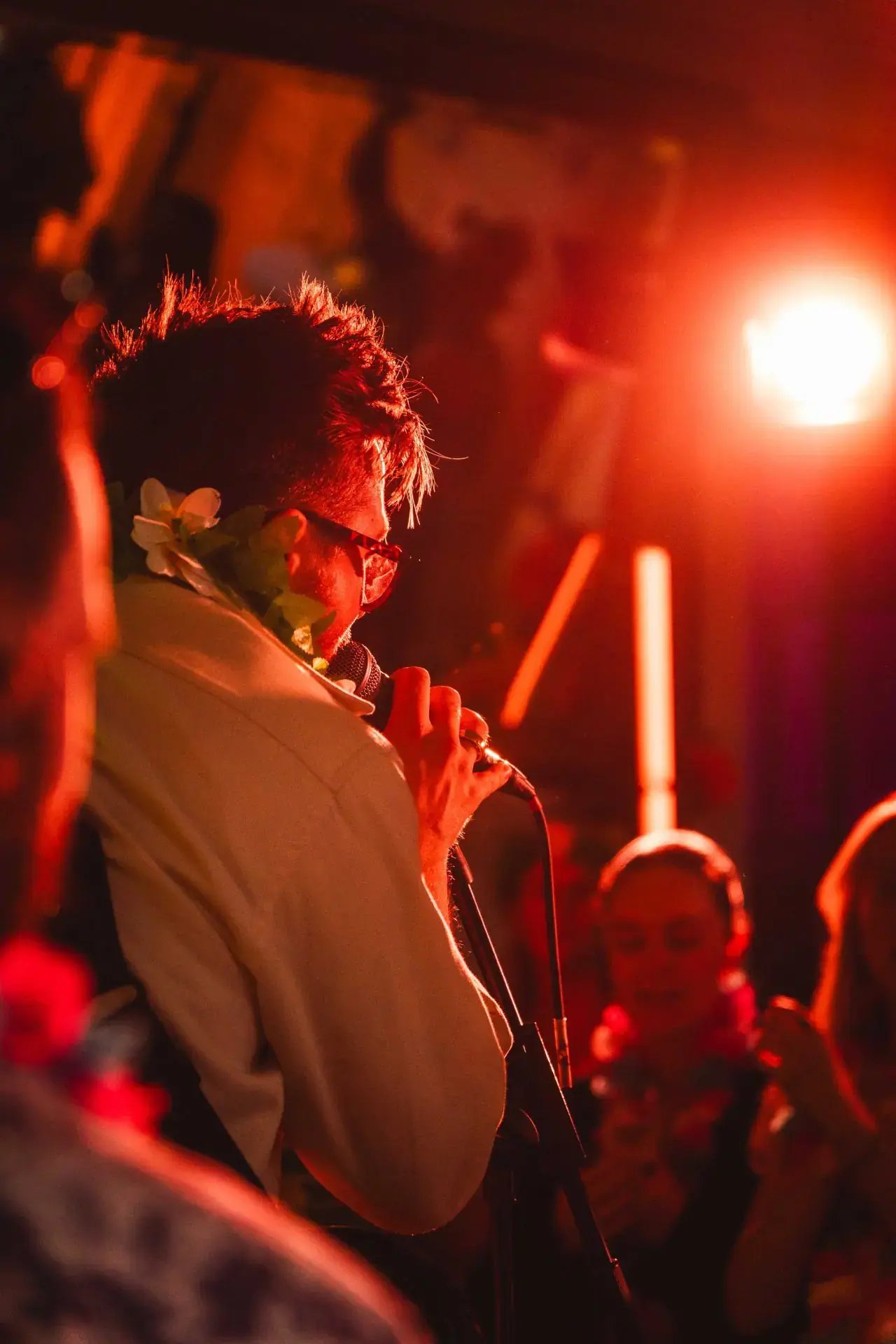 Trubadur och sångare uppträder under bröllopsfest