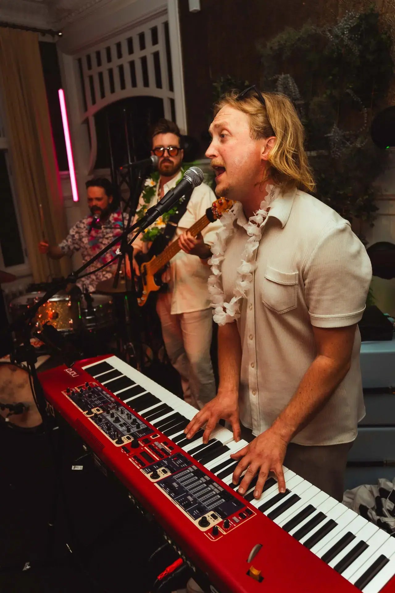 Liveband spelar musik under bröllop och fest