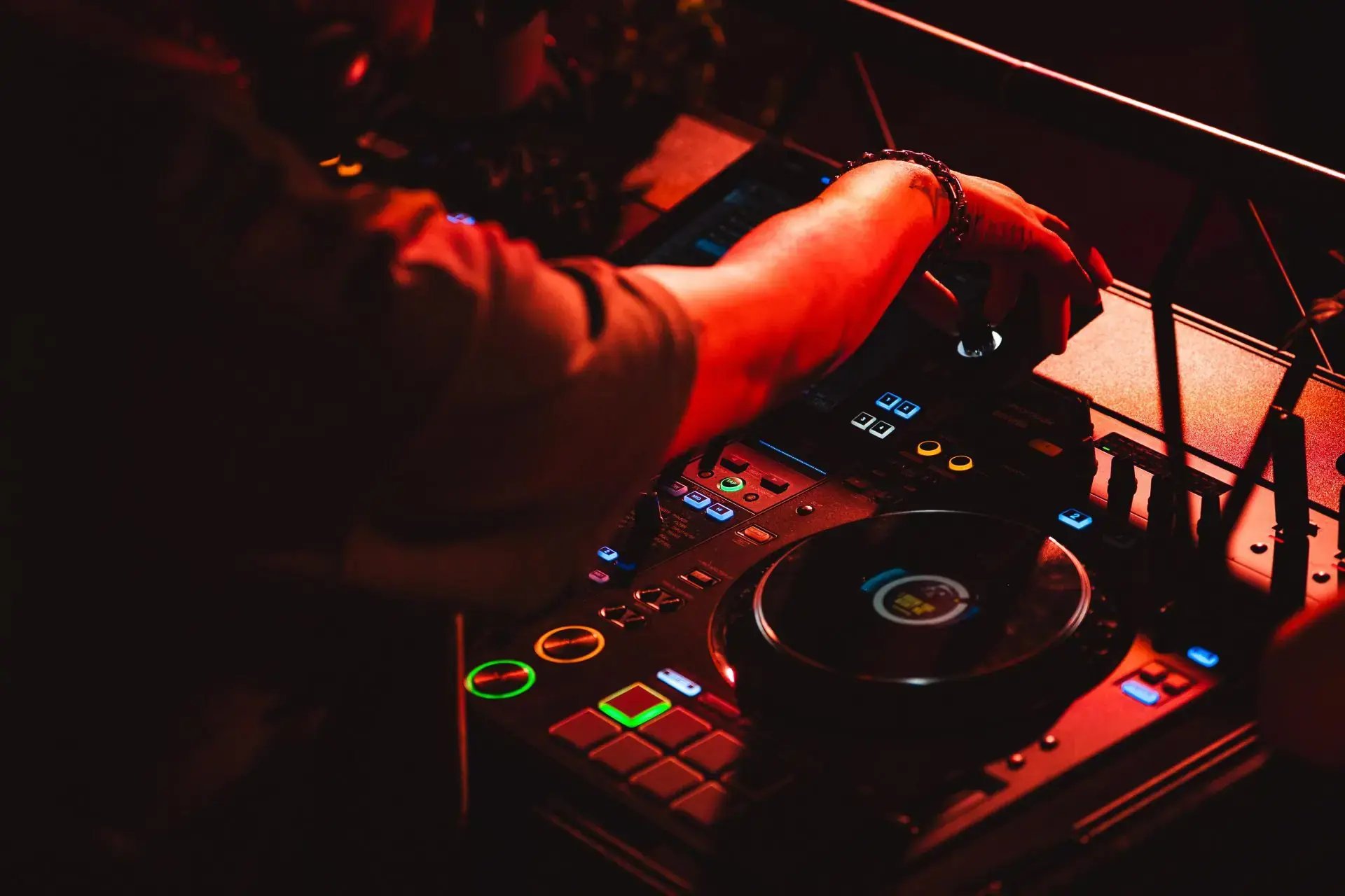 Stämningsfull bröllopsfest med professionell DJ och ljussättning