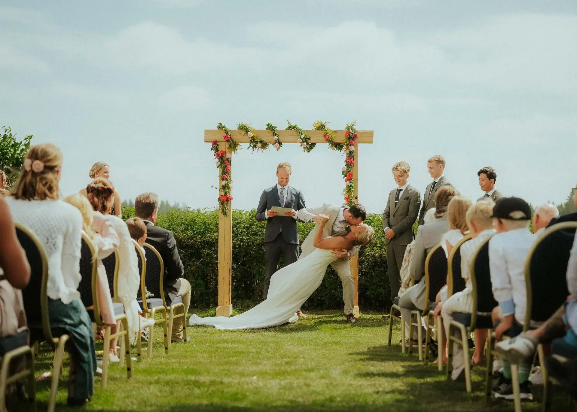 Bröllopsfoto av brudpar i vacker miljö efter vigseln