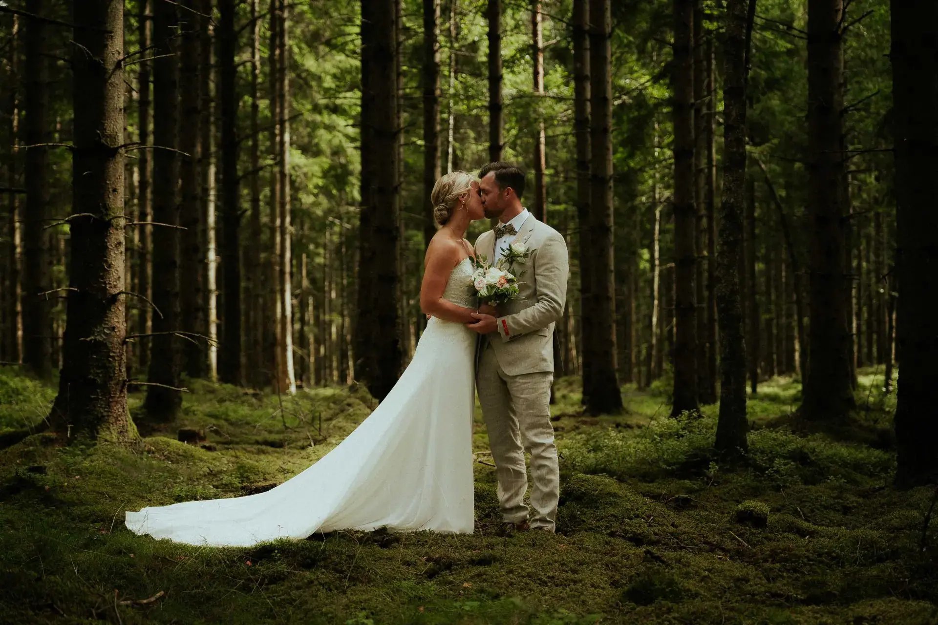 Romantisk bröllopsbild på brudpar under sin stora dag