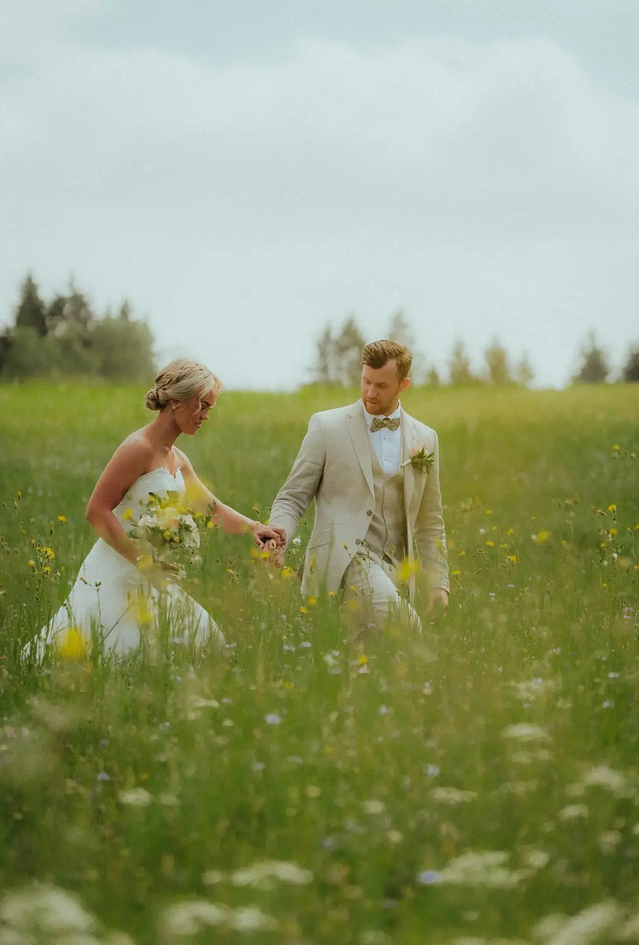 Naturligt bröllopsfoto där brudpar skrattar tillsammans