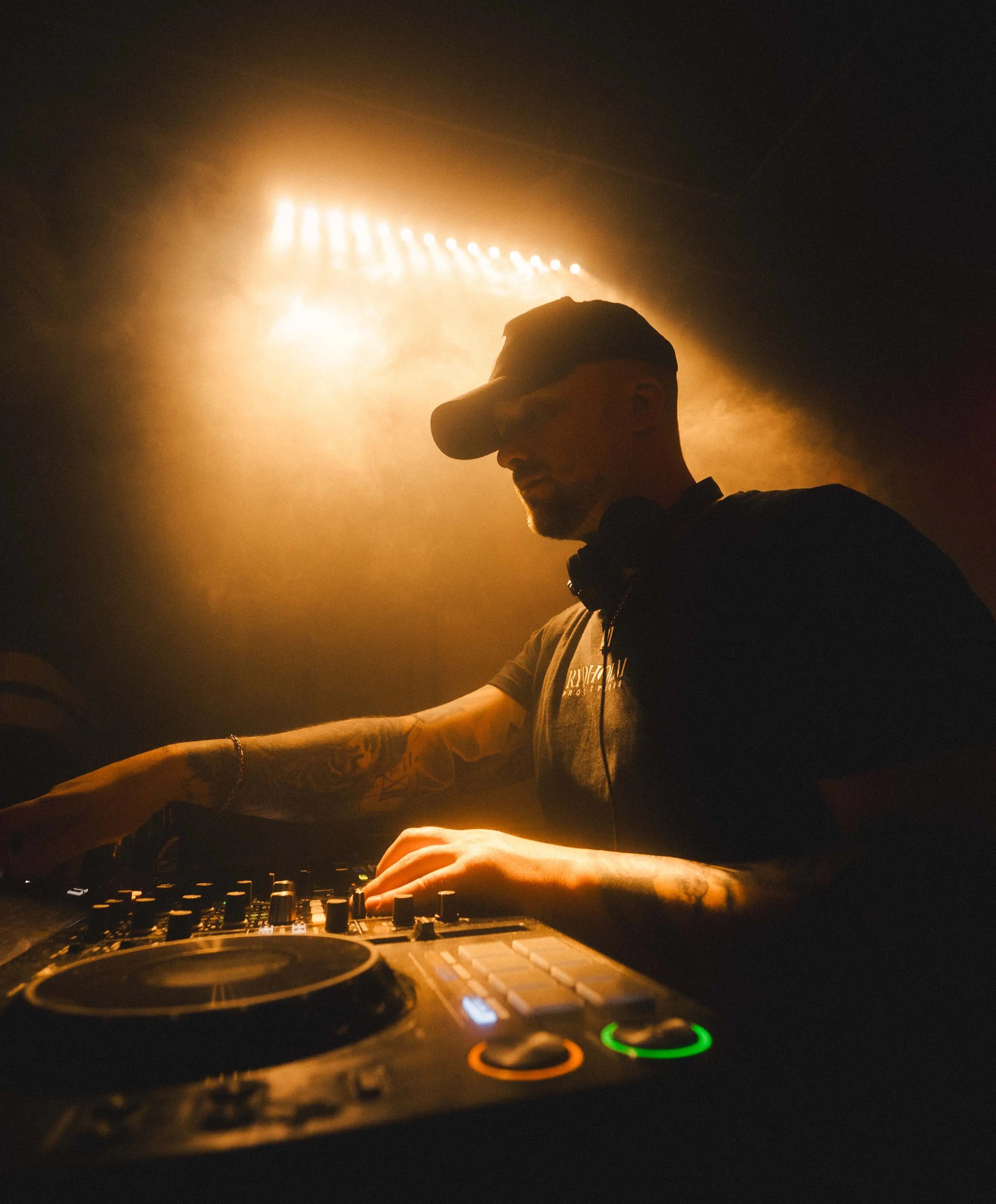 DJ spelar musik under bröllopsfest i festlokal