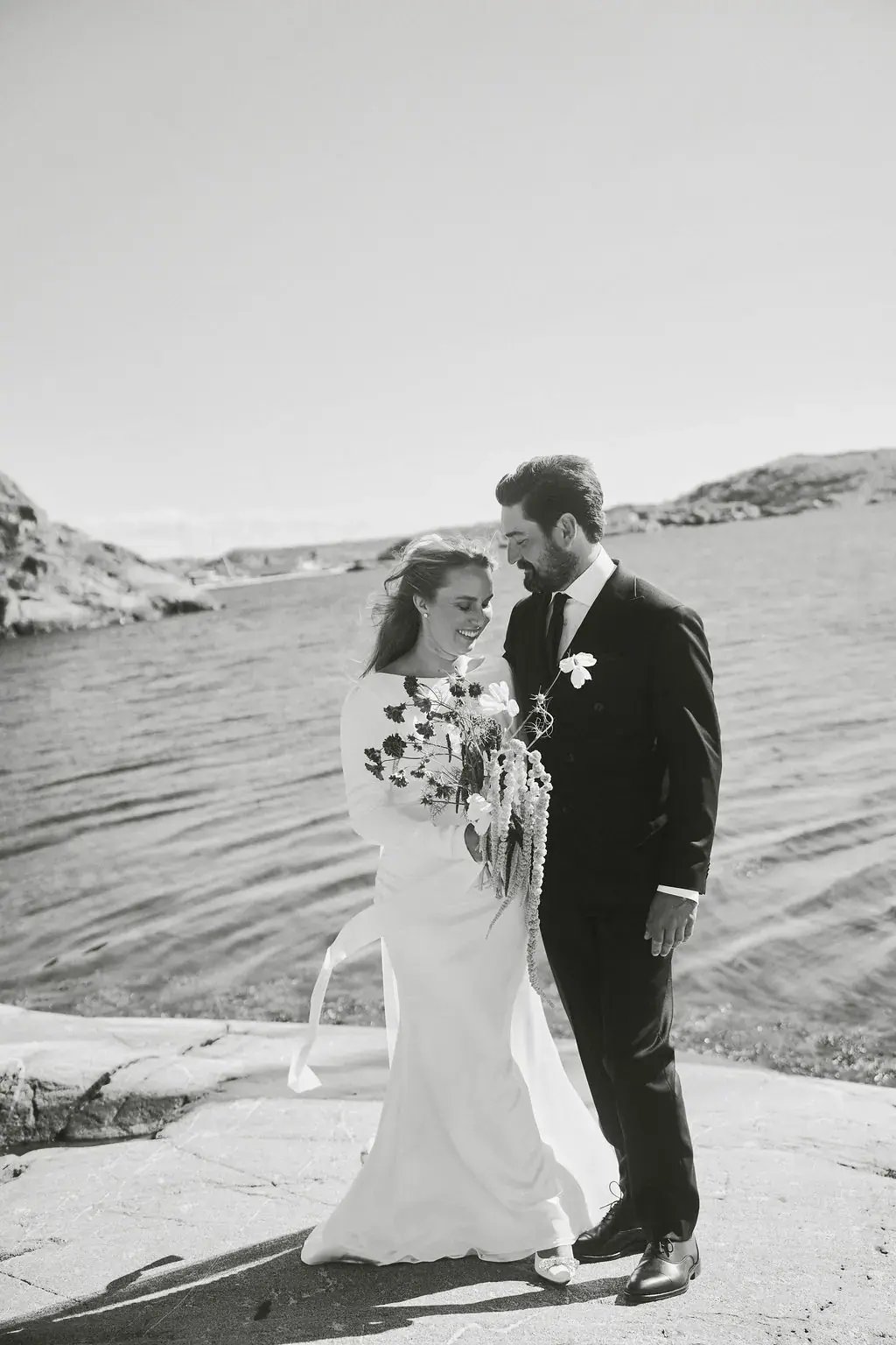 Romantiskt porträtt av brudpar under bröllopsfotografering