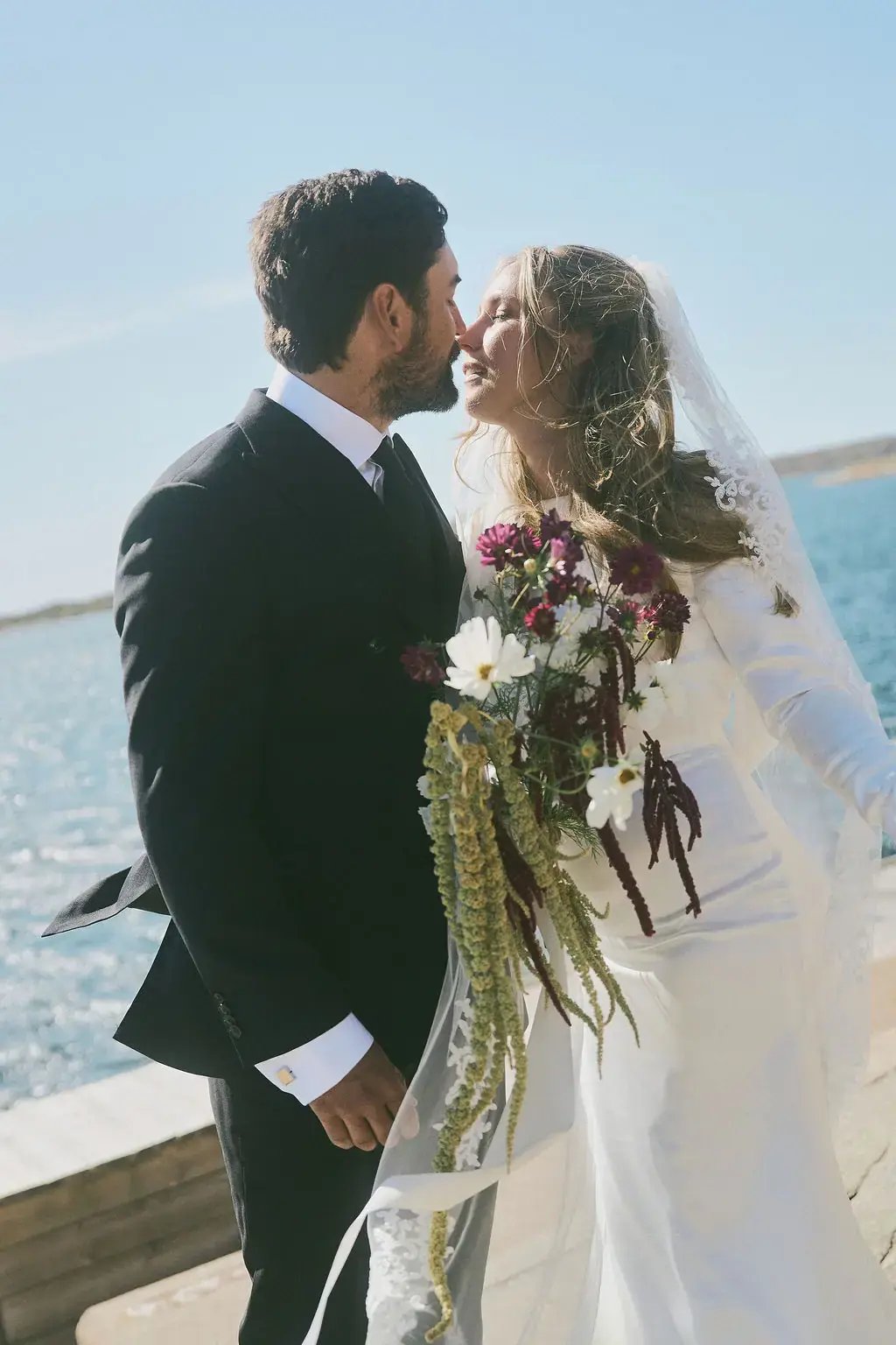 Bröllopsfoto på brudpar i romantisk miljö