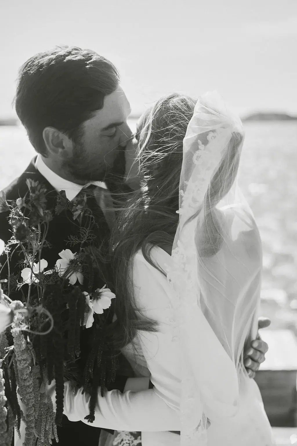 Bröllopsfotografi av brudpar under vigselceremoni