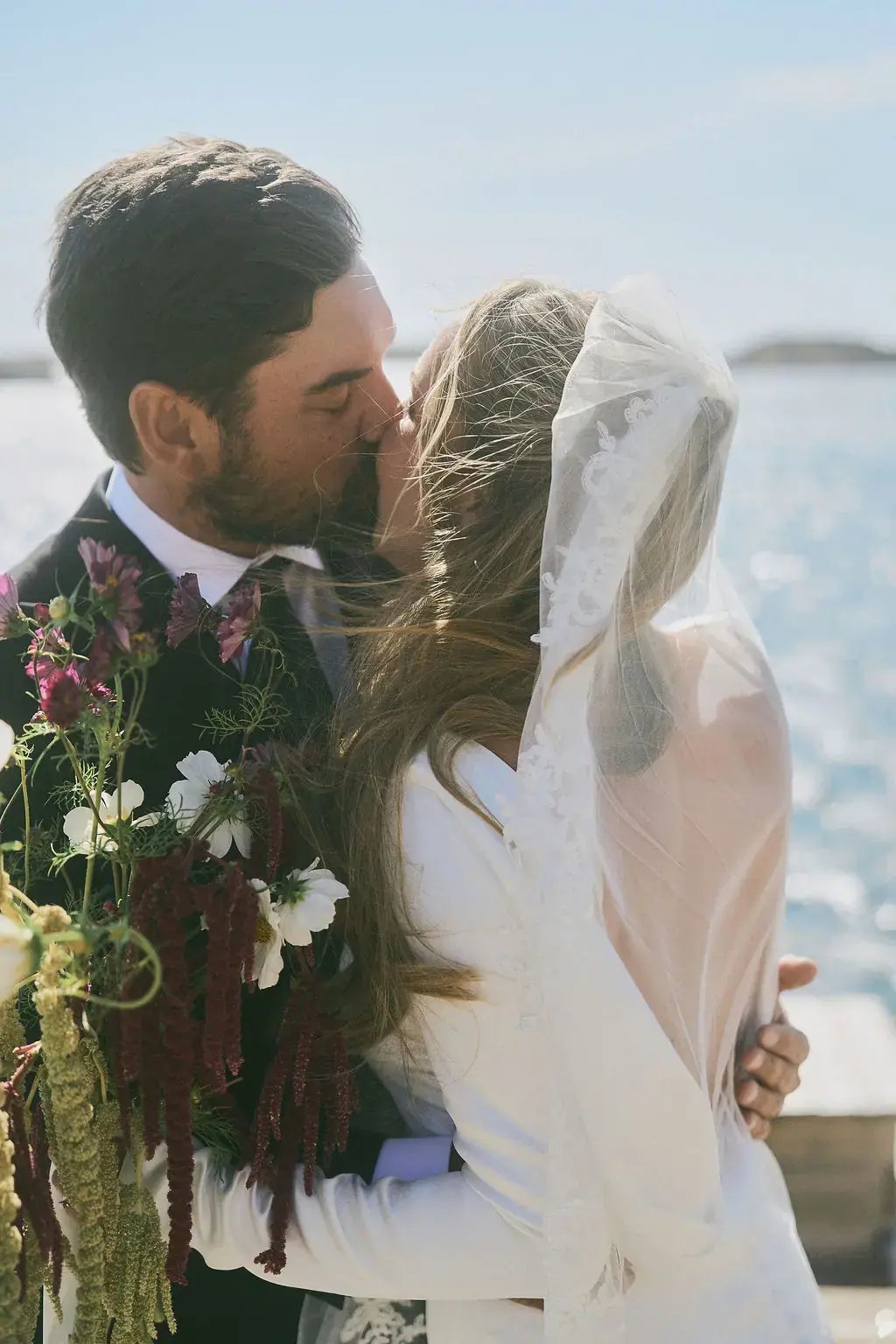 Bröllopsfotograf fångar romantiskt ögonblick mellan brud och brudgum