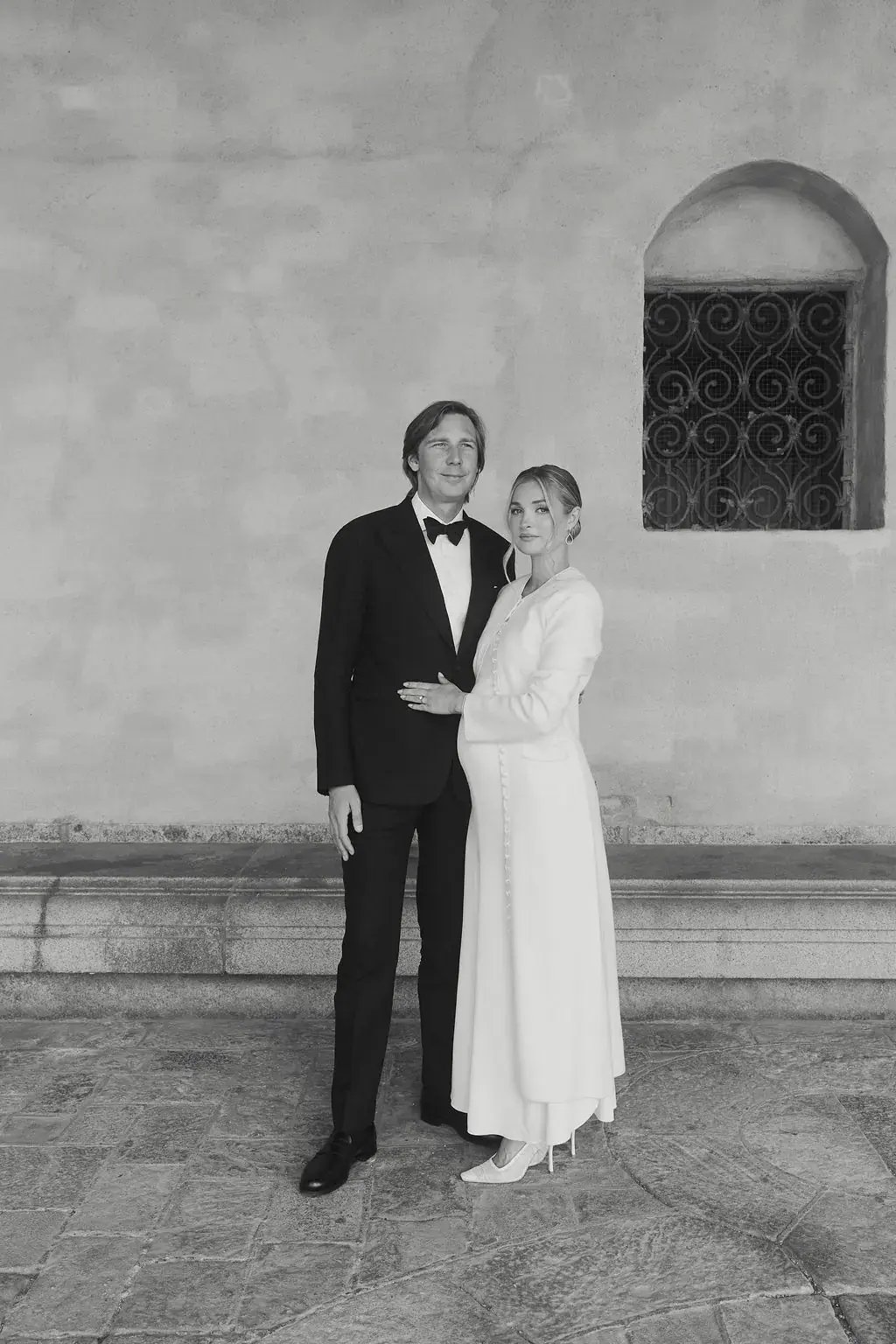 Brudpar tillsammans under romantisk bröllopsfotografering