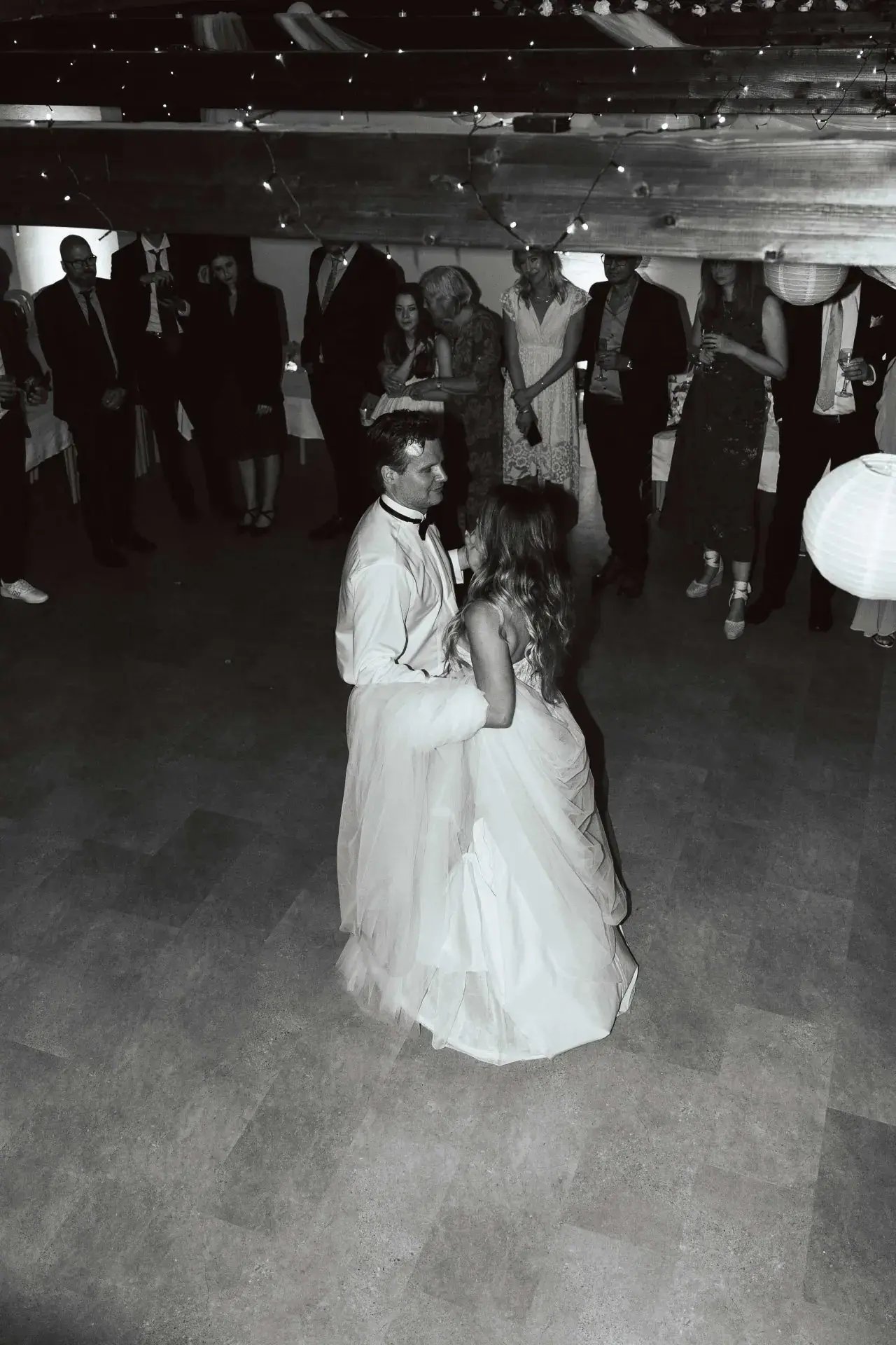 Feststämning på bröllop med professionell DJ och ljus