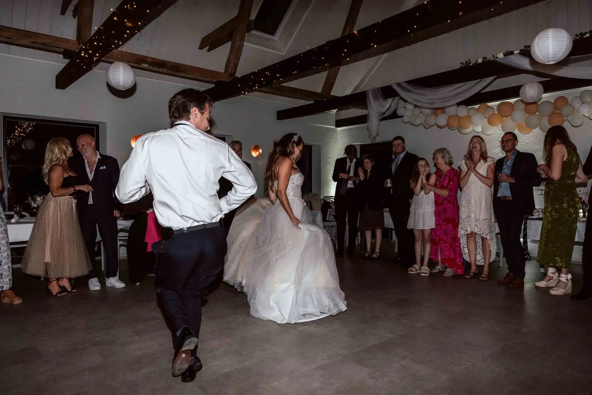 Bröllopsfest med musik, ljus och gäster som dansar