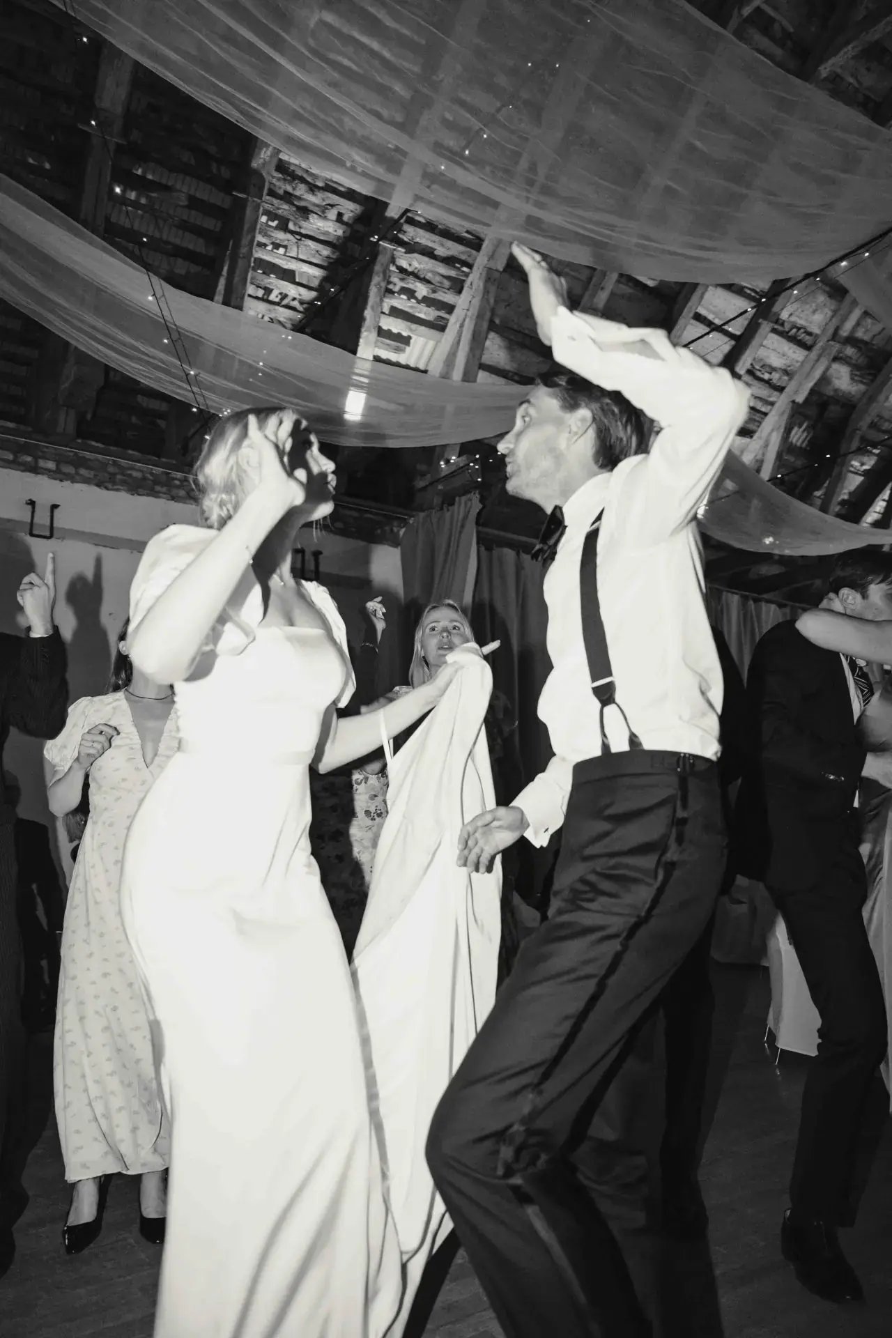 Brudpar och gäster firar under en bröllopsfest med musik och ljus