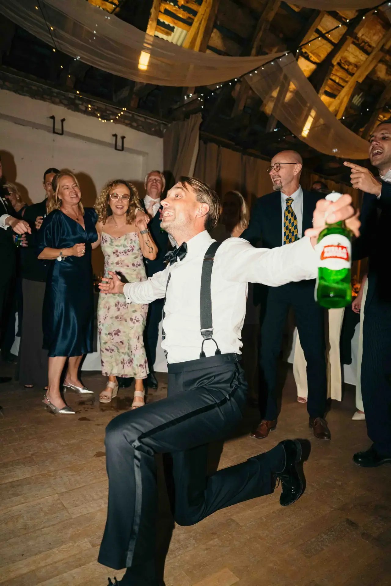 Bröllopsfest med musik, ljus och gäster som dansar