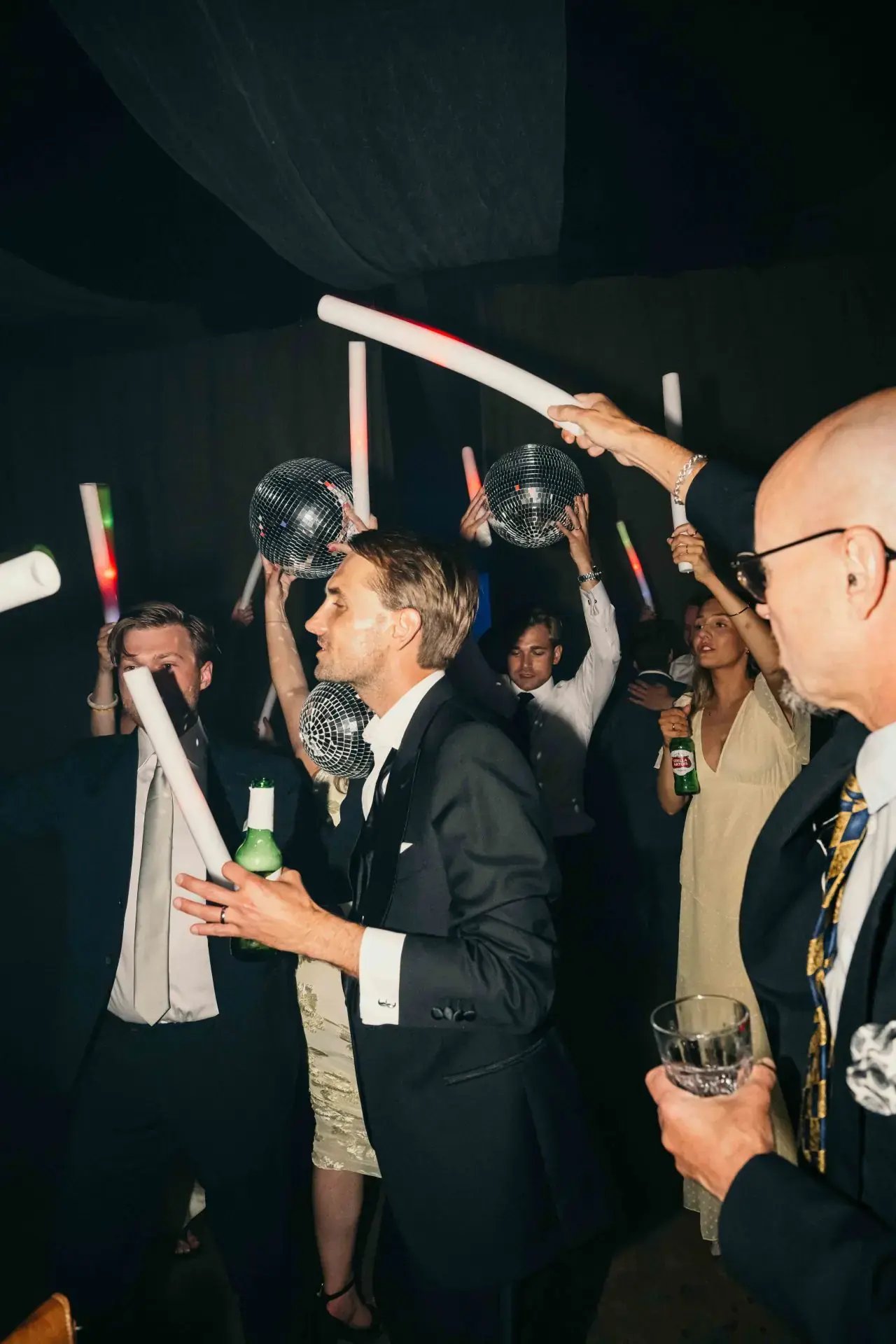 Gäster på dansgolvet under bröllopsfest med DJ