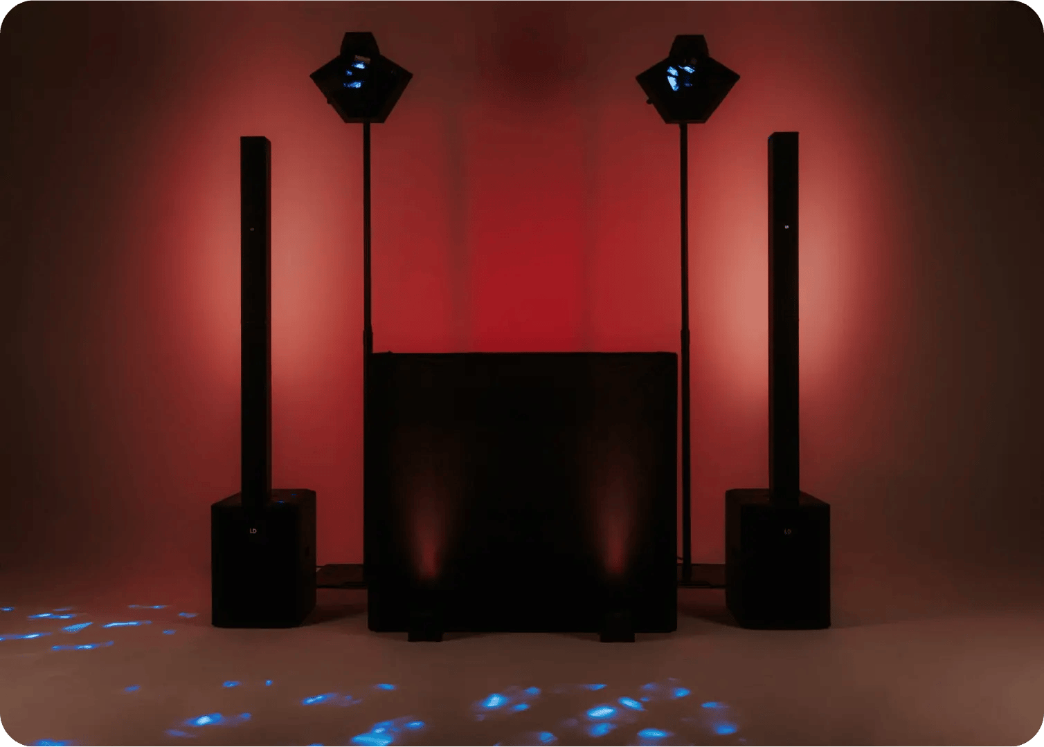 DJ bås och ljudteknik uppställd i festlokal