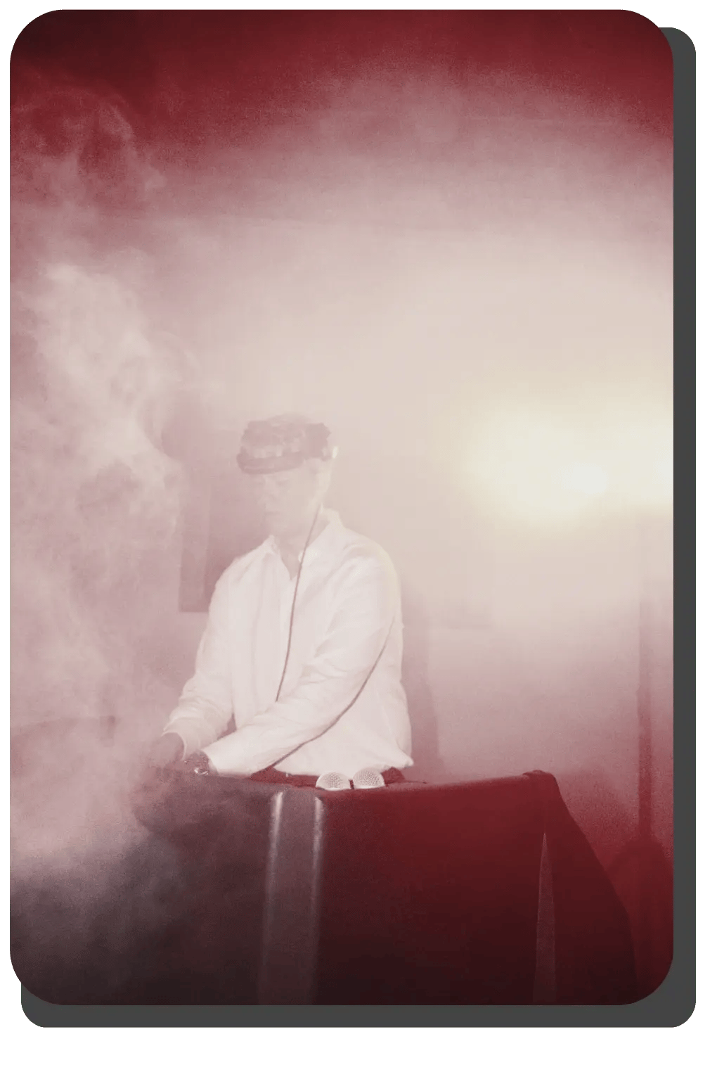 DJ spelar musik på bröllopsfest med fullt dansgolv