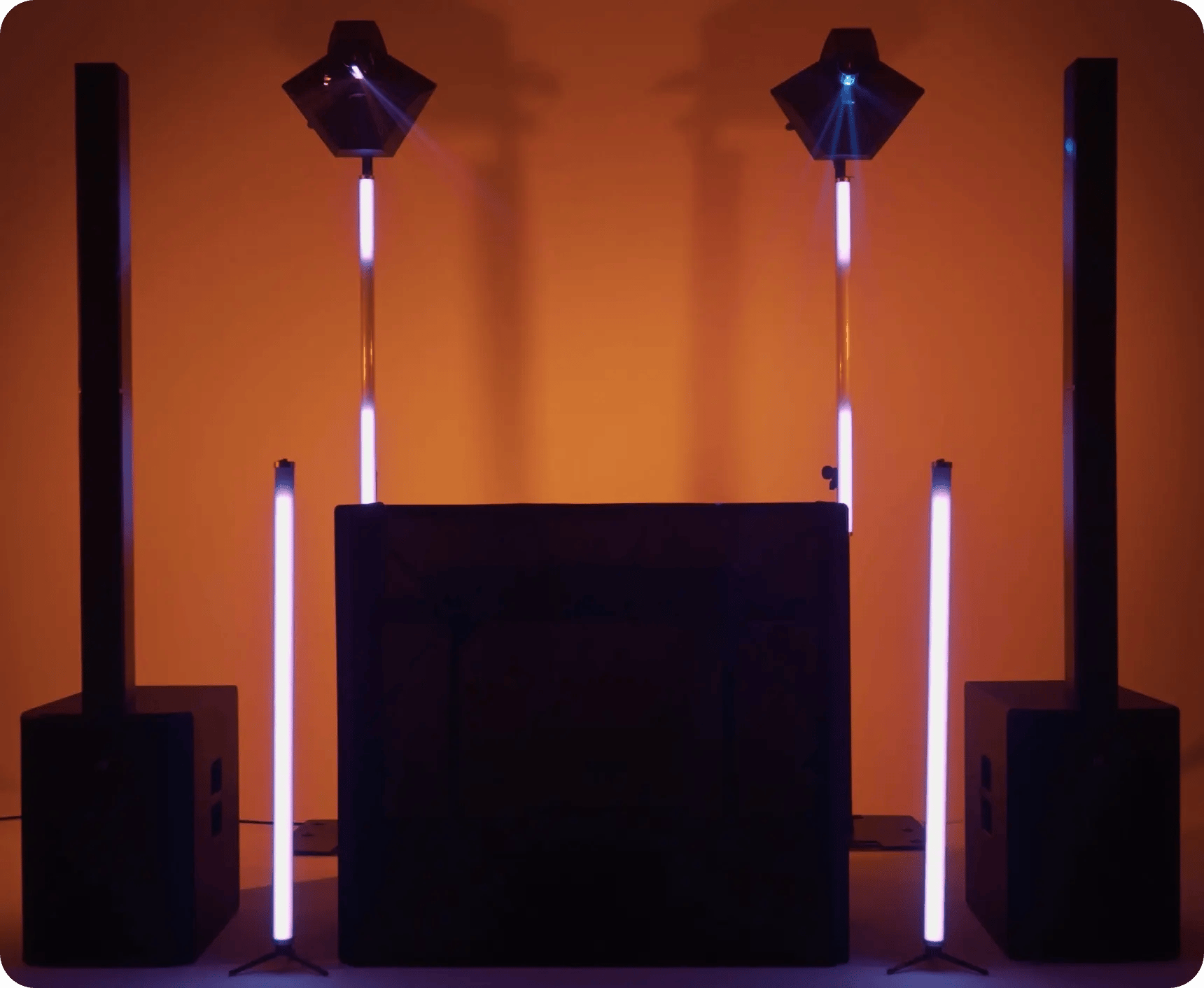 DJ setup med mixerbord, högtalare och ljus