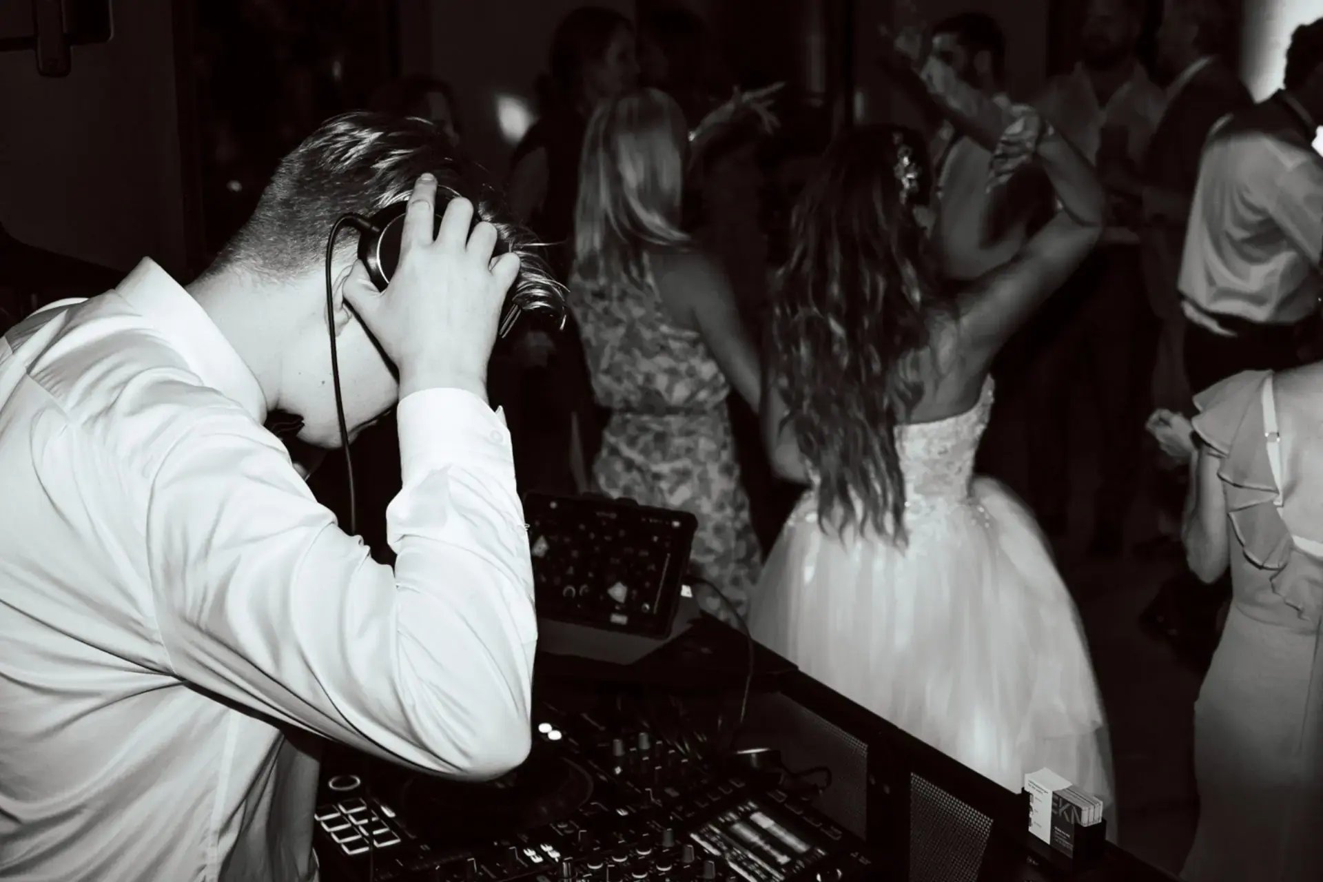 DJ som spelar musik på bröllop med fullt dansgolv