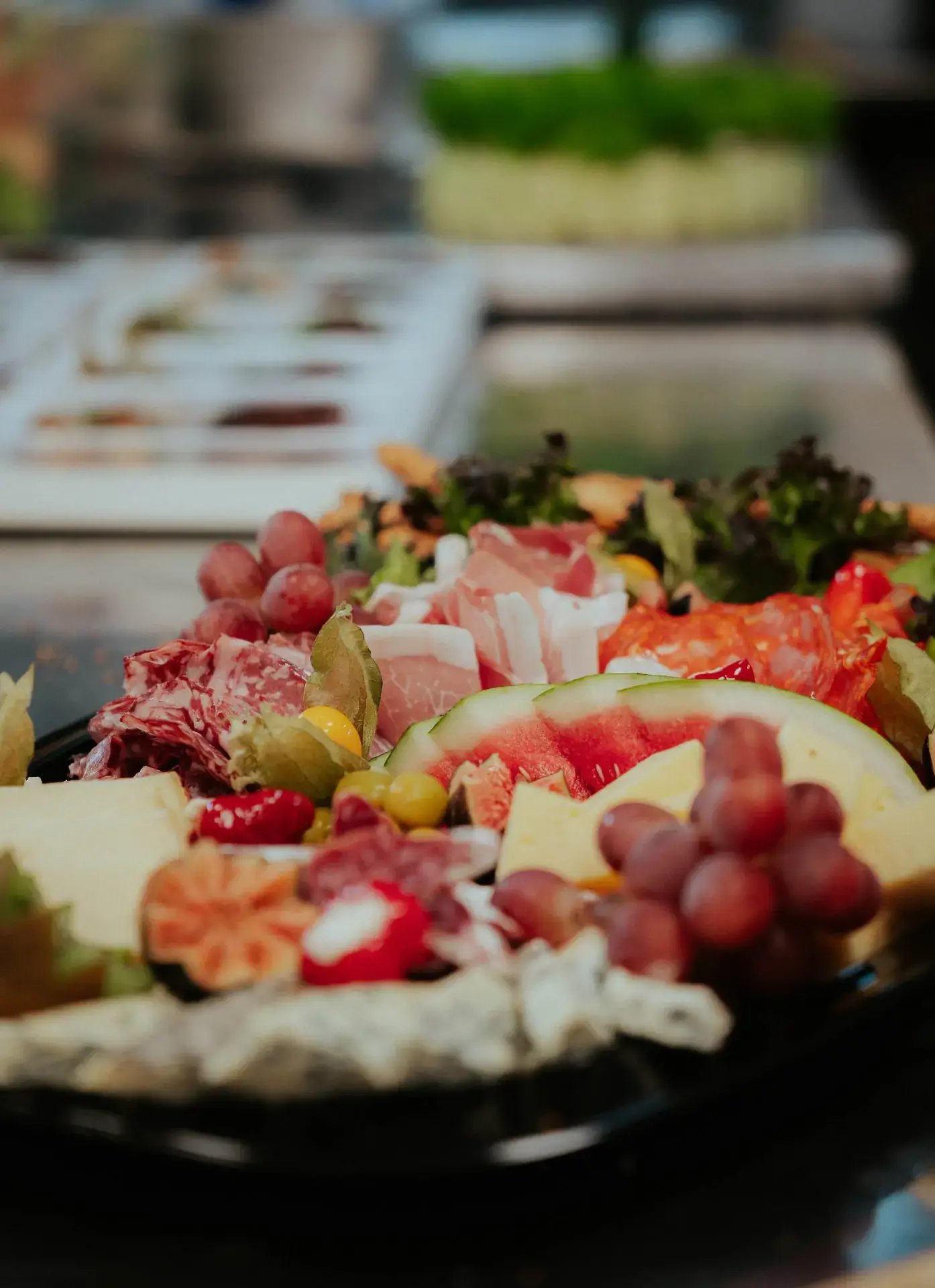 Cateringbuffé serverad under bröllopsfest